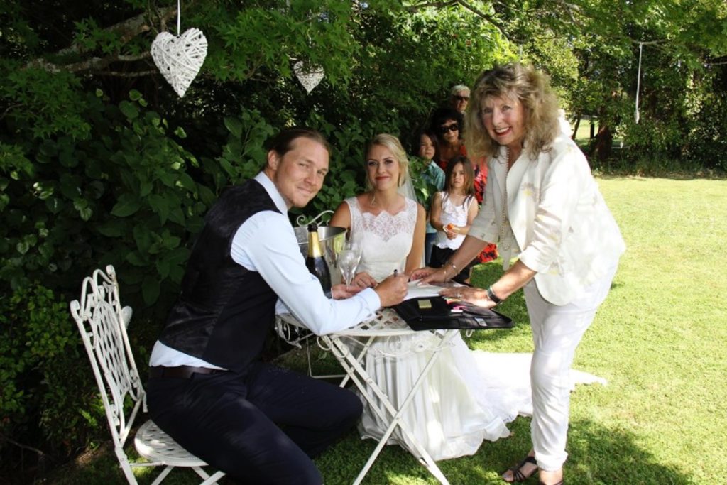 marriage celebrant anita murray and couple at seronera country garden weddings